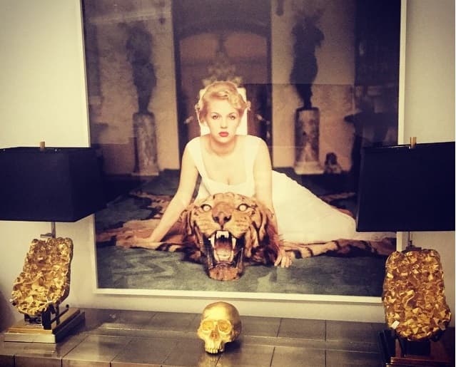 En la cabecera de este comedor se ubican un par de lámparas y una réplica de cráneo humano bañados en oro.