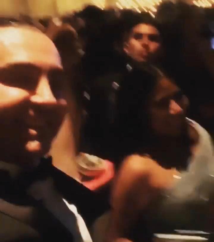 Yalitza en ese momento aún llebava el vestido verde menta con detalles en color plata de Rodarte con el que desfiló por la alfombra roja.