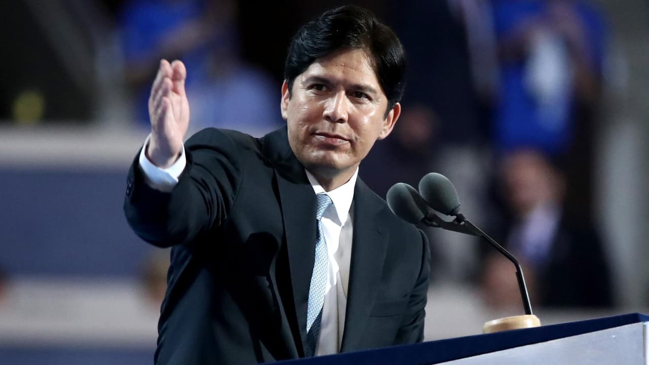 En el audio se escuchan a Nury Martínez y Kevin de León haciendo comentarios racistas dirigidos al hijo de 2 años de su colega, Mike Bonin, durante una conversación en octubre de 2021.