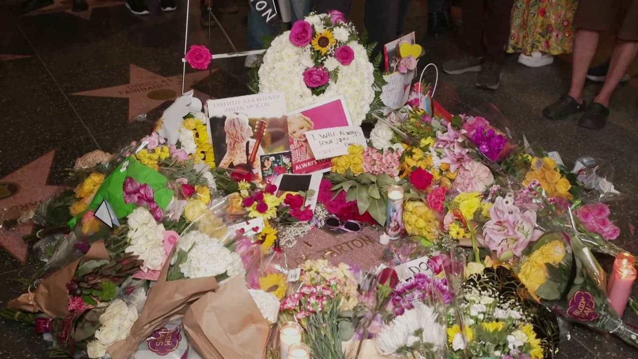 Muere Dolly Parton a los 80 años, sus fans llenan de flores su estrella en Hollywood