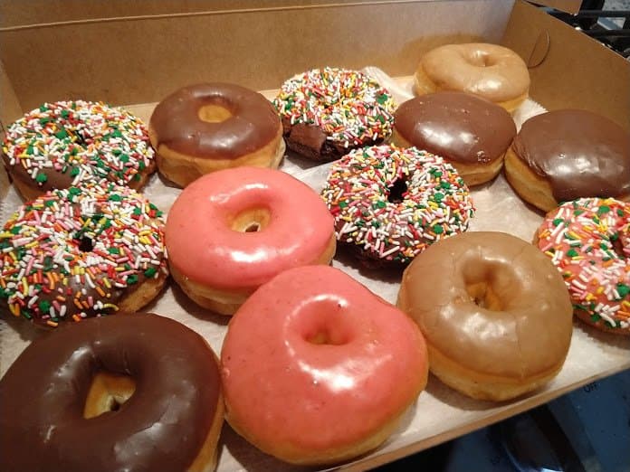 <b>Bakers Dozen Donuts 2 </b>
<br>Dirección: 6320 Capital Blvd Ste 123 Raleigh, NC 27616
<br>Teléfono: (919) 803-0837
<br>
<b><a href="https://www.yelp.com/map/bakers-dozen-donuts-2-raleigh">Cómo llegar</a></b>
<br>
<br>Una usuaria de Yelp dijo: “Mi tienda de donas favorita. Una vez que empiezas a comer, no puedes parar”.