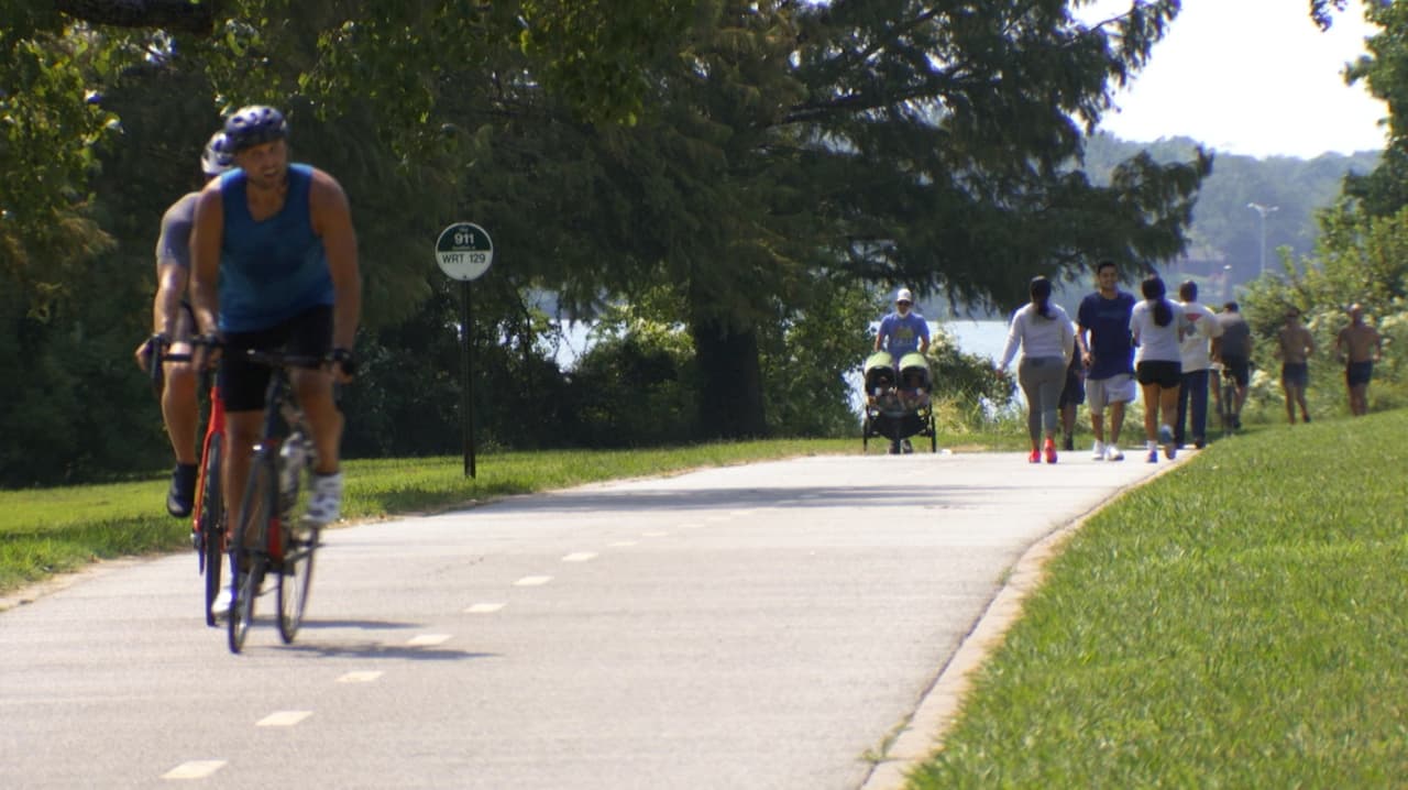 Las temperaturas soleadas del norte de Texas permitieron que las personas pudieran disfrutar al aire libre.
<br>