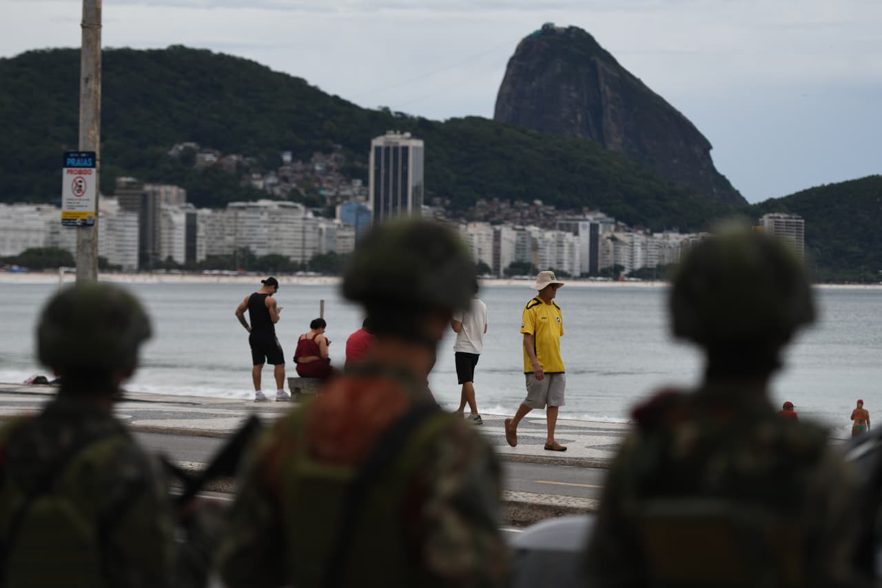 Varias personas caminan por la playa durante la segunda vuelta de las elecciones presidenciales en Río de Janeiro, el domingo 25 de octubre de 2026.