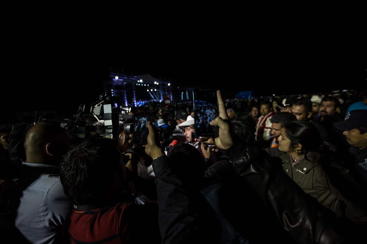Decenas de periodistas rodean a Crescencio Ibarra, el padre de Rubí, durante una conferencia de prensa improvisada tras el fallecimiento de un hombre durante la carrera de caballos.