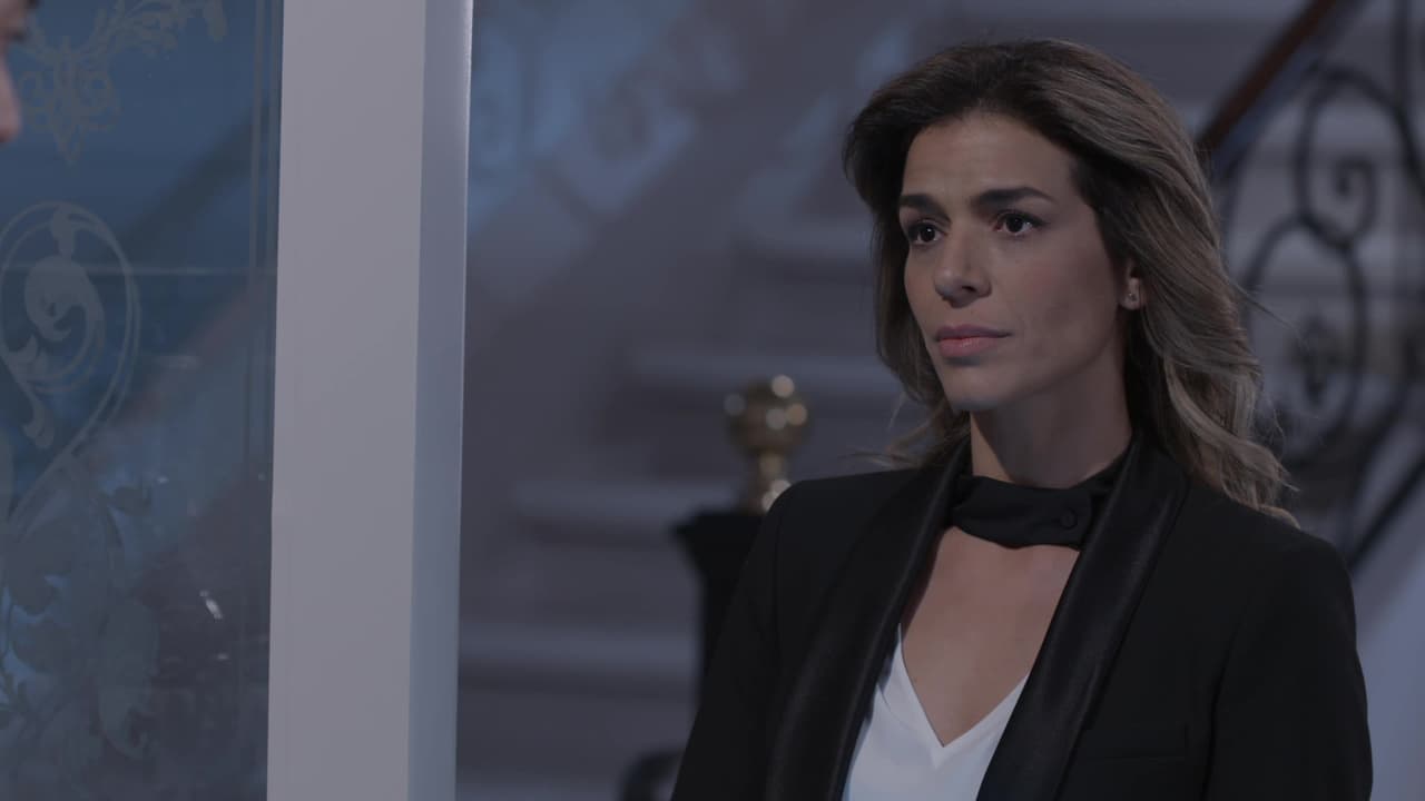 Carlos confía plenamente en su mano derecha, pues además le ha demostrado que lo ama a pesar de que él se niega a dejar a Paola (
<b><a href="https://www.univision.com/temas/sandra-echeverria" target="_blank">Sandra Echeverría</a></b>), su esposa.