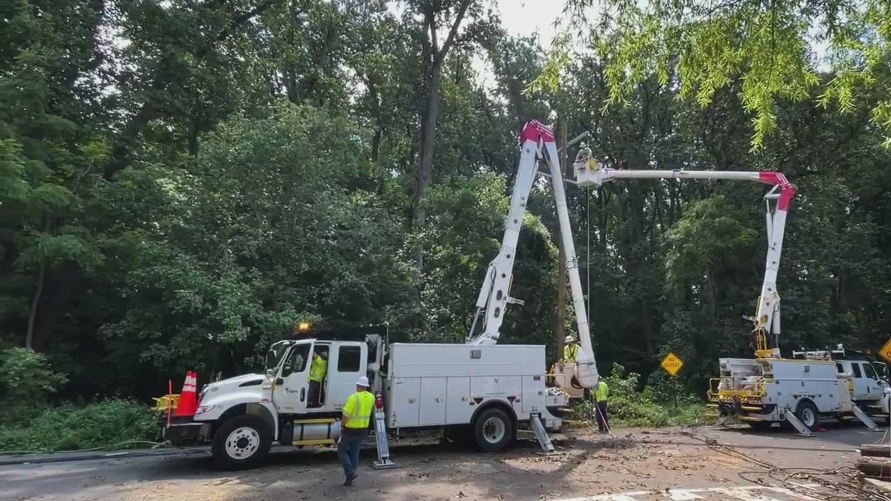 Equipos de reparación trabajan para devolver la energía eléctrica a cientos de personas en Washington DC