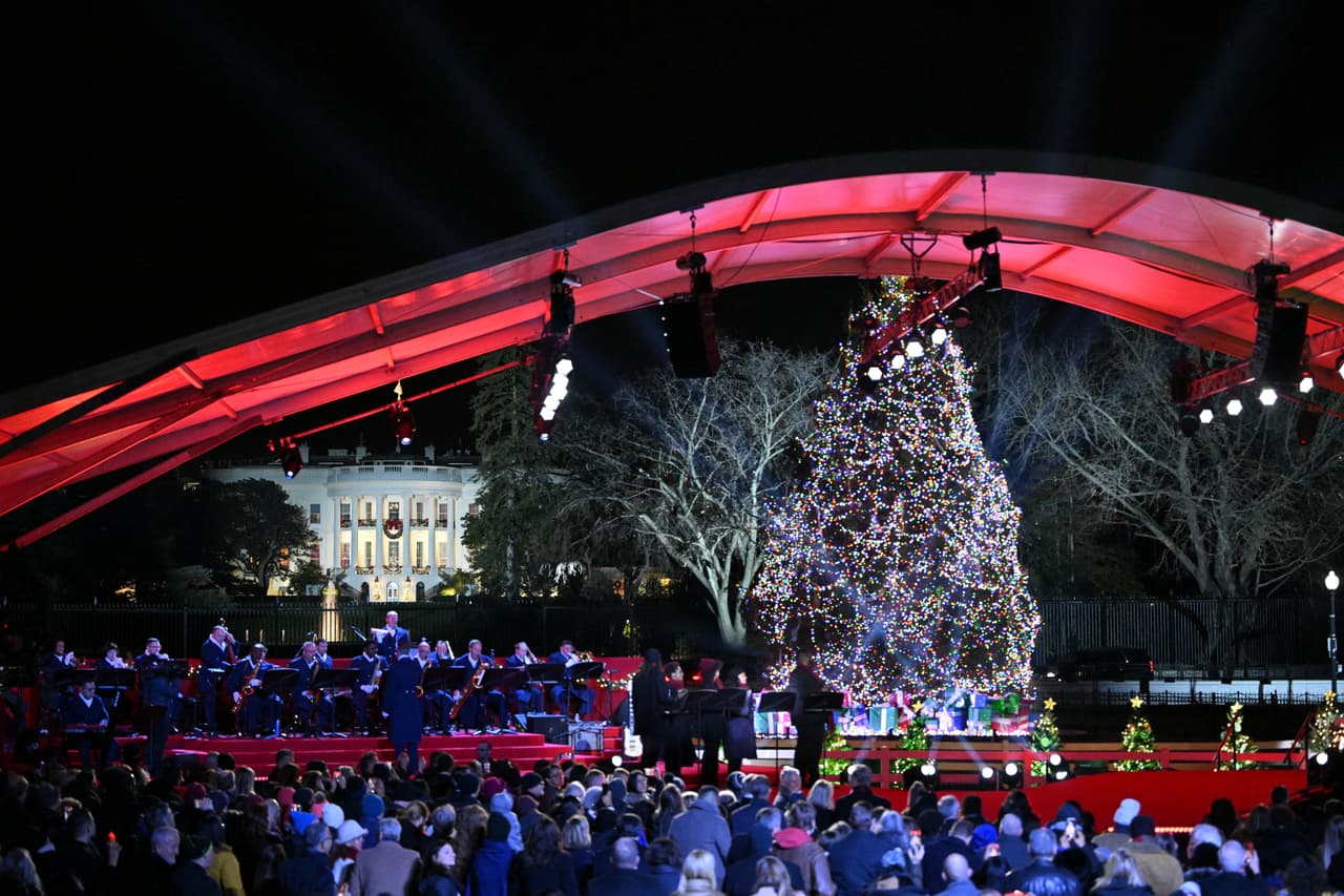 El presidente Joe Biden cumplió con la tradición de encender el jueves el tradicional Árbol Nacional de Navidad en Washington DC.