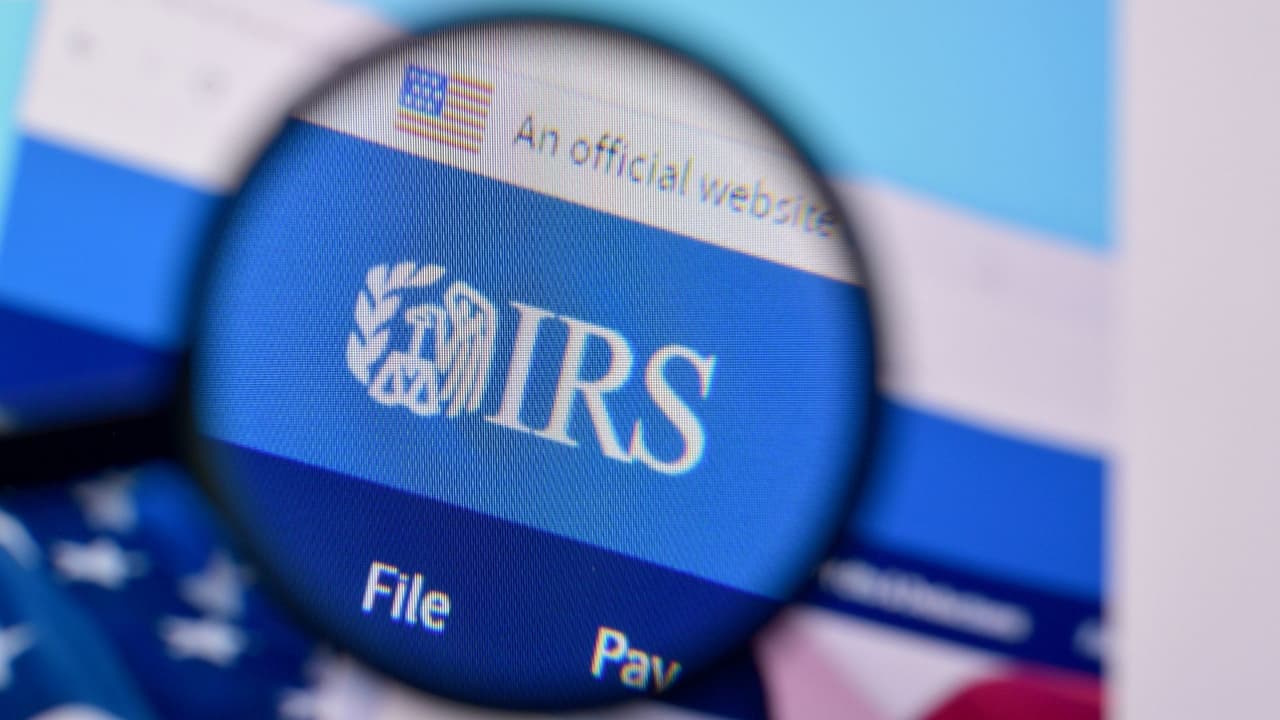 <h3 class="cms-H3-H3">Cómo operan los estafadores según el IRS</h3> 👉🏻 Primero, crean urgencia, usan frases como
<b> “último aviso”, “acción requerida” o “su cuenta será suspendida”.</b> 
<br>👉🏻 Luego, 
<b>piden que hagas clic en un enlace o que confirmes datos personales.</b> 
<br>En algunos casos, solicitan números de Seguro Social, cuentas bancarias o copias de documentos. 
<br>El IRS advierte que
<b> no inicia contacto por texto ni por redes sociales y que no pide información confidencial</b> por esos canales. 
<br>Cuando el IRS necesita comunicarse con un contribuyente, 
<b>normalmente lo hace por carta enviada por correo regular.</b>