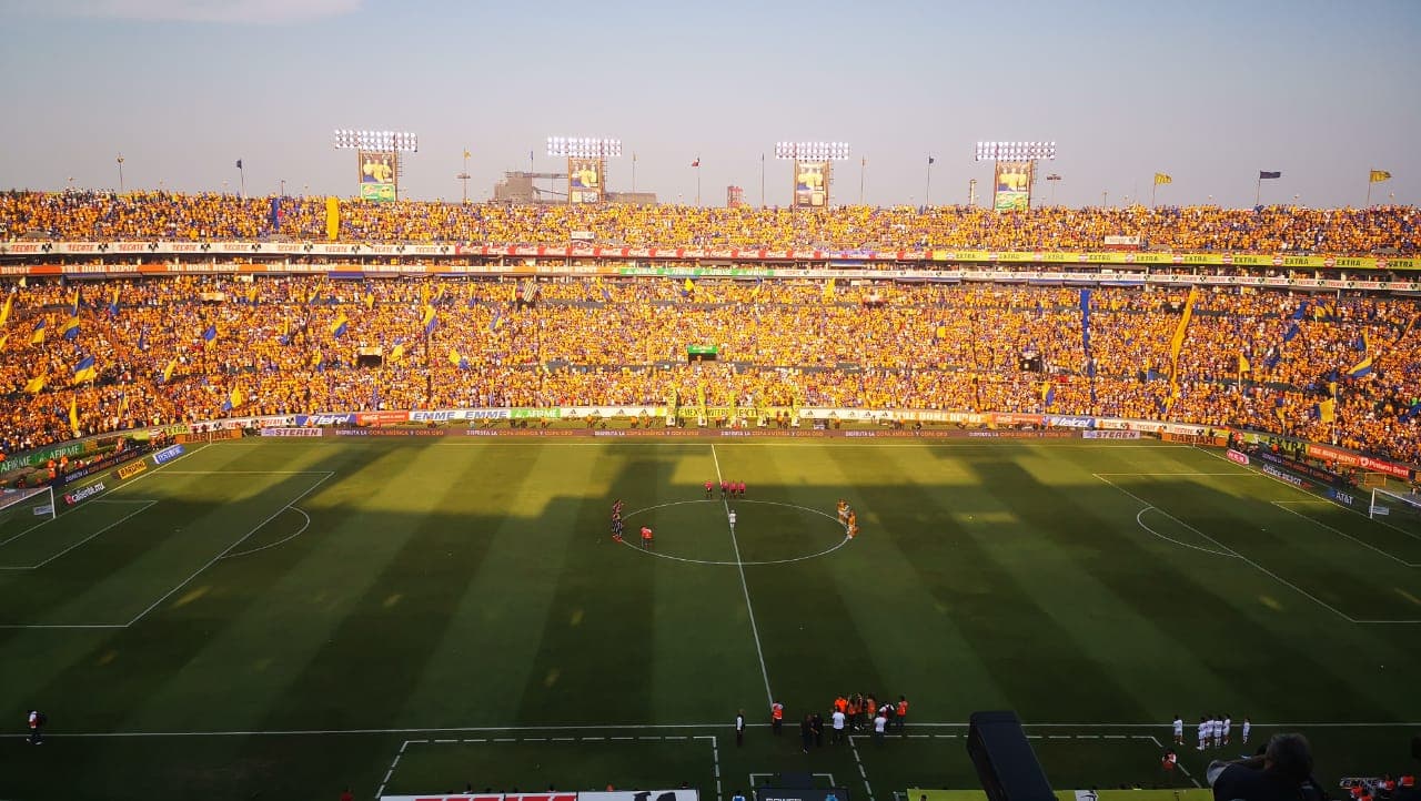 Profundo respeto por el recuerdo de Osvaldo Batocletti en el minuto de silencio antes del partido en el Volcán.