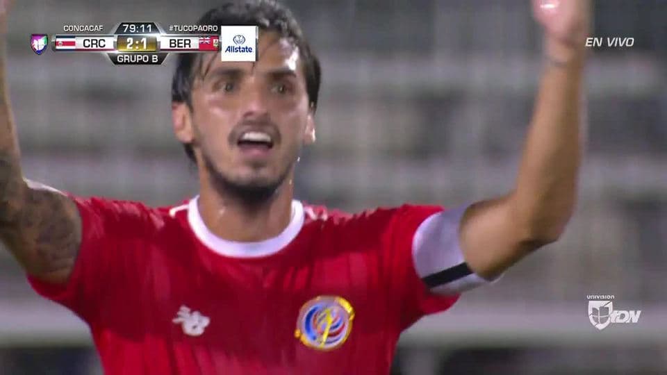 Tiro desviado de Bryan Ruiz