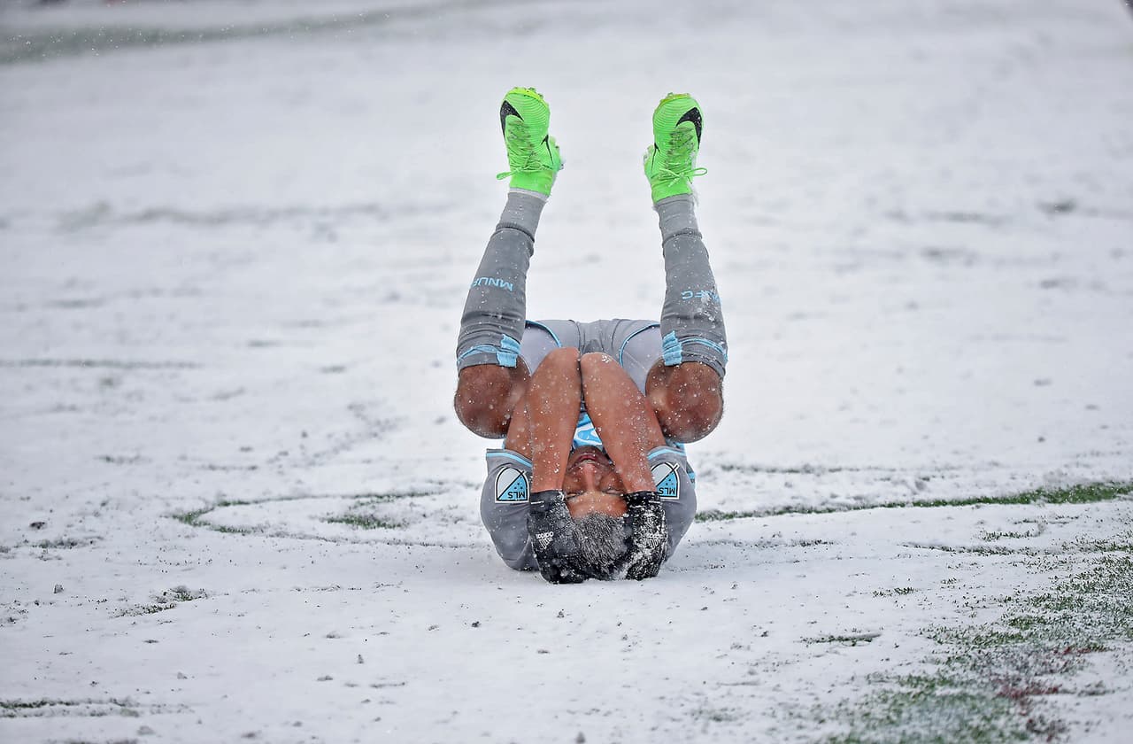 Johan Vanegas (Minnesota) sufrió un golpe en su cabeza y cayó al congelado suelo quejándose del dolor.