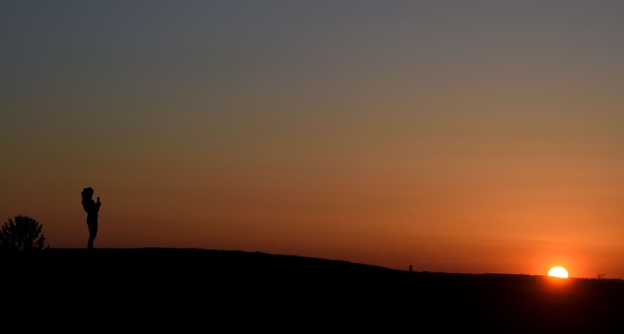 Puede ver el amanecer o el atardecer desde un lugar al aire libre.