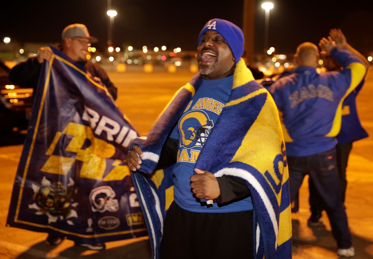 El júbilo de desató alrededor de la ciudad de Los Angeles con la noticia del regreso tras 21 años de ausencia de la NFL con los Rams, aquí las fotos más emotivas de la gran celebración.