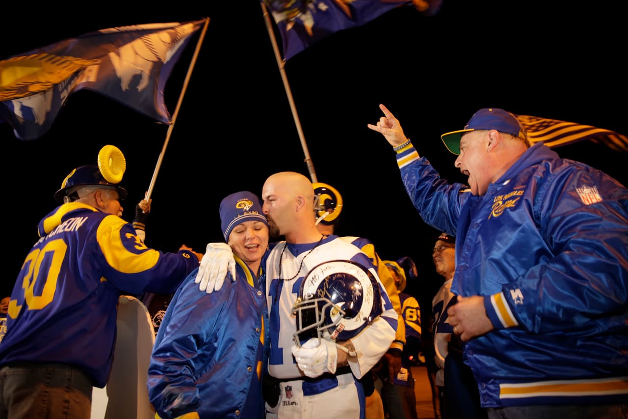 El júbilo de desató alrededor de la ciudad de Los Angeles con la noticia del regreso tras 21 años de ausencia de la NFL con los Rams, aquí las fotos más emotivas de la gran celebración.