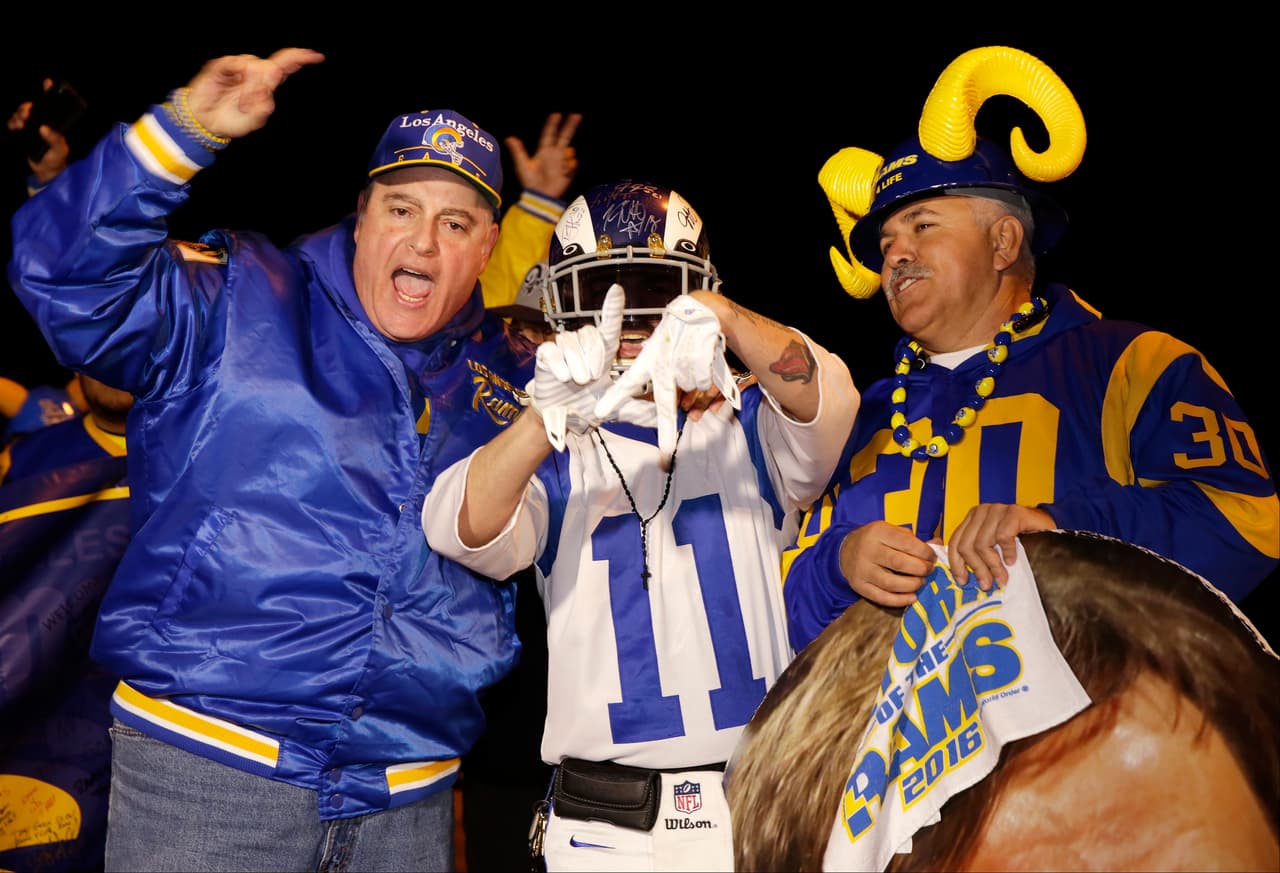El júbilo de desató alrededor de la ciudad de Los Angeles con la noticia del regreso tras 21 años de ausencia de la NFL con los Rams, aquí las fotos más emotivas de la gran celebración.