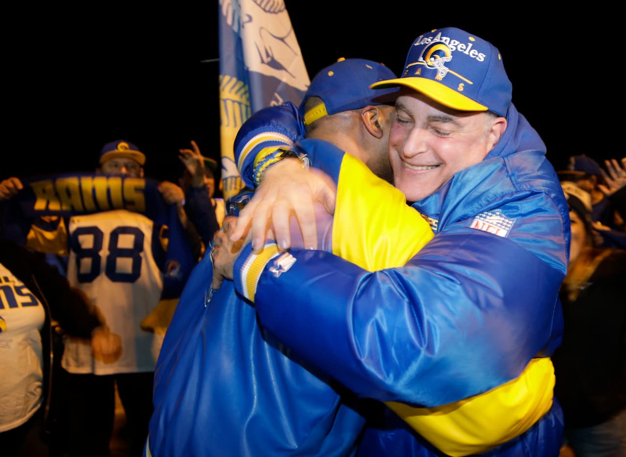 El júbilo de desató alrededor de la ciudad de Los Angeles con la noticia del regreso tras 21 años de ausencia de la NFL con los Rams, aquí las fotos más emotivas de la gran celebración.