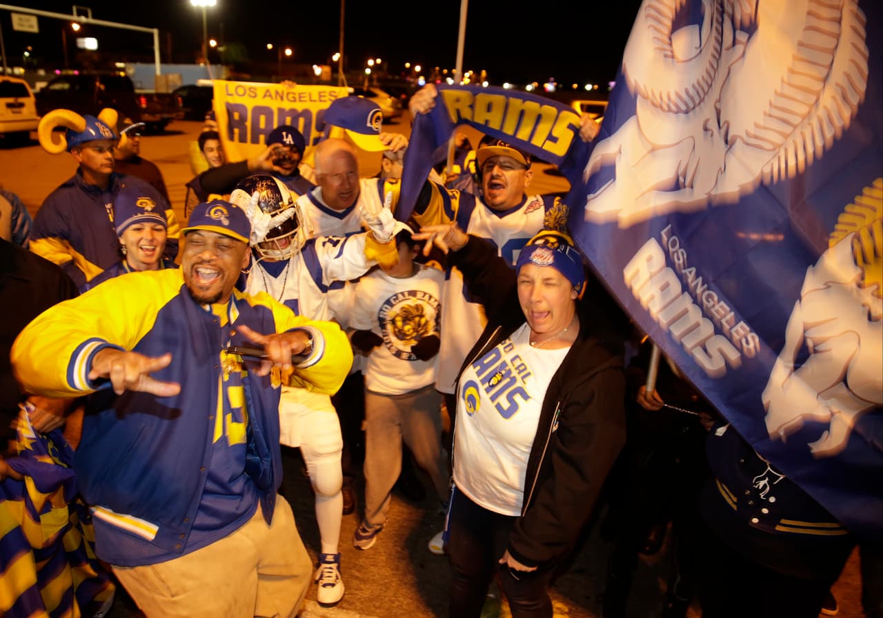 El júbilo de desató alrededor de la ciudad de Los Angeles con la noticia del regreso tras 21 años de ausencia de la NFL con los Rams, aquí las fotos más emotivas de la gran celebración.