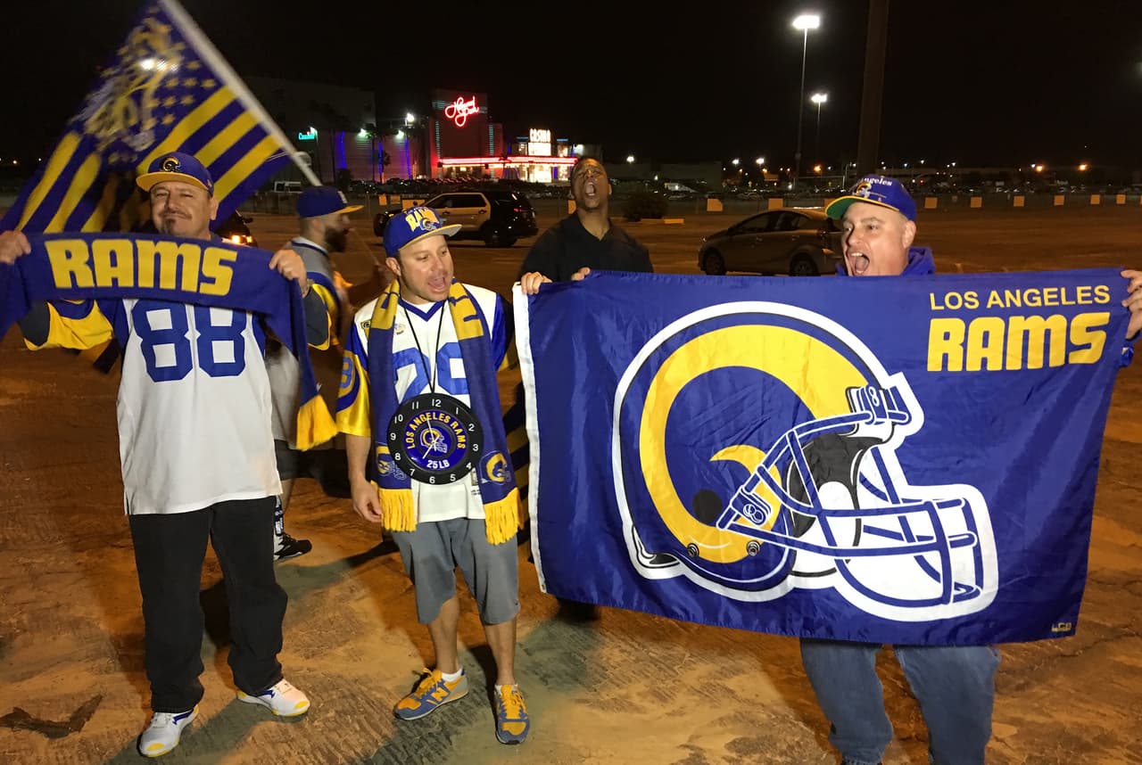 El júbilo de desató alrededor de la ciudad de Los Angeles con la noticia del regreso tras 21 años de ausencia de la NFL con los Rams, aquí las fotos más emotivas de la gran celebración.