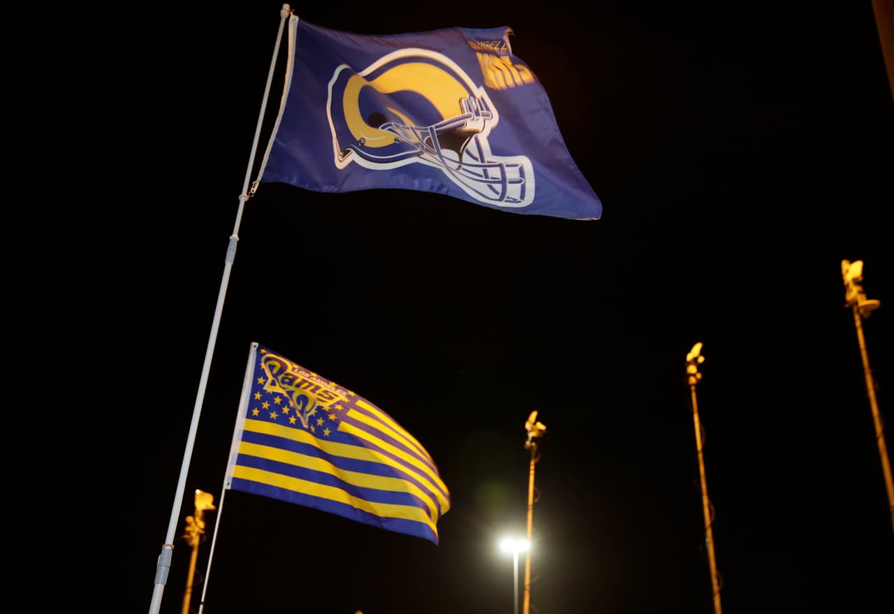 El júbilo de desató alrededor de la ciudad de Los Angeles con la noticia del regreso tras 21 años de ausencia de la NFL con los Rams, aquí las fotos más emotivas de la gran celebración.