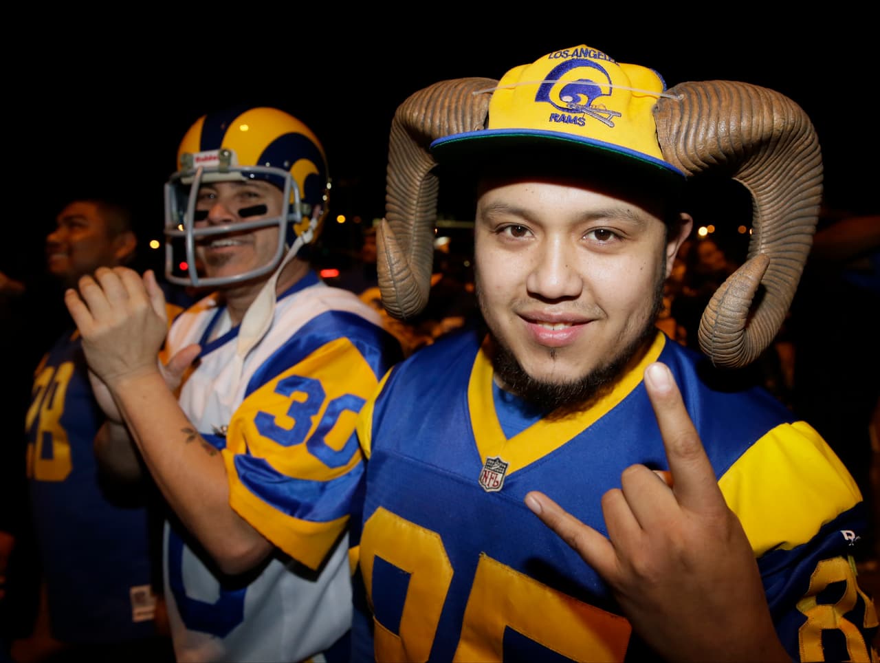 El júbilo de desató alrededor de la ciudad de Los Angeles con la noticia del regreso tras 21 años de ausencia de la NFL con los Rams, aquí las fotos más emotivas de la gran celebración.