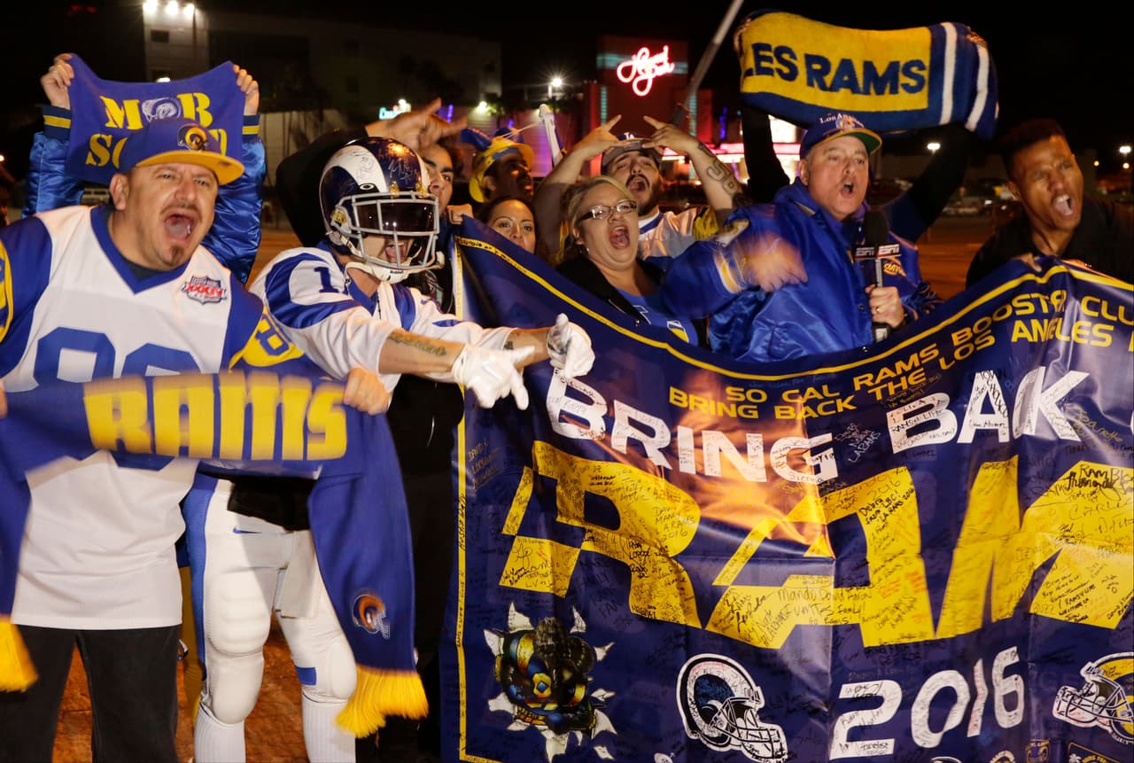 El júbilo de desató alrededor de la ciudad de Los Angeles con la noticia del regreso tras 21 años de ausencia de la NFL con los Rams, aquí las fotos más emotivas de la gran celebración.