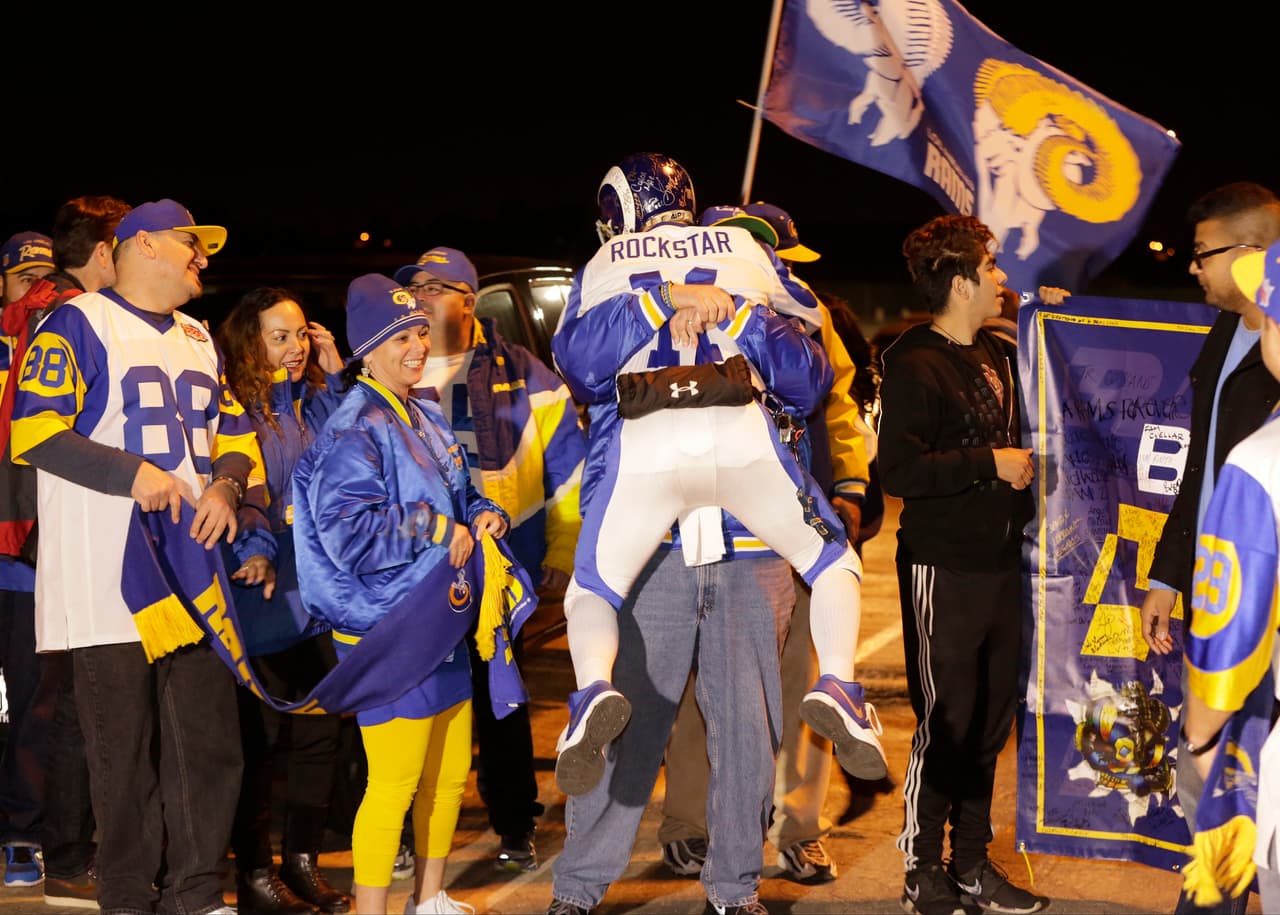 El júbilo de desató alrededor de la ciudad de Los Angeles con la noticia del regreso tras 21 años de ausencia de la NFL con los Rams, aquí las fotos más emotivas de la gran celebración.