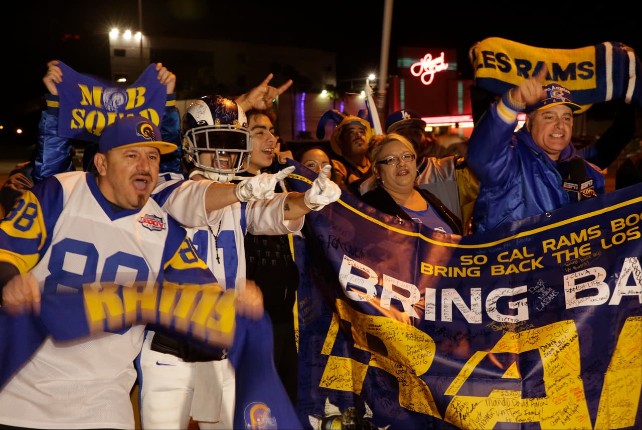 El júbilo de desató alrededor de la ciudad de Los Angeles con la noticia del regreso tras 21 años de ausencia de la NFL con los Rams, aquí las fotos más emotivas de la gran celebración.