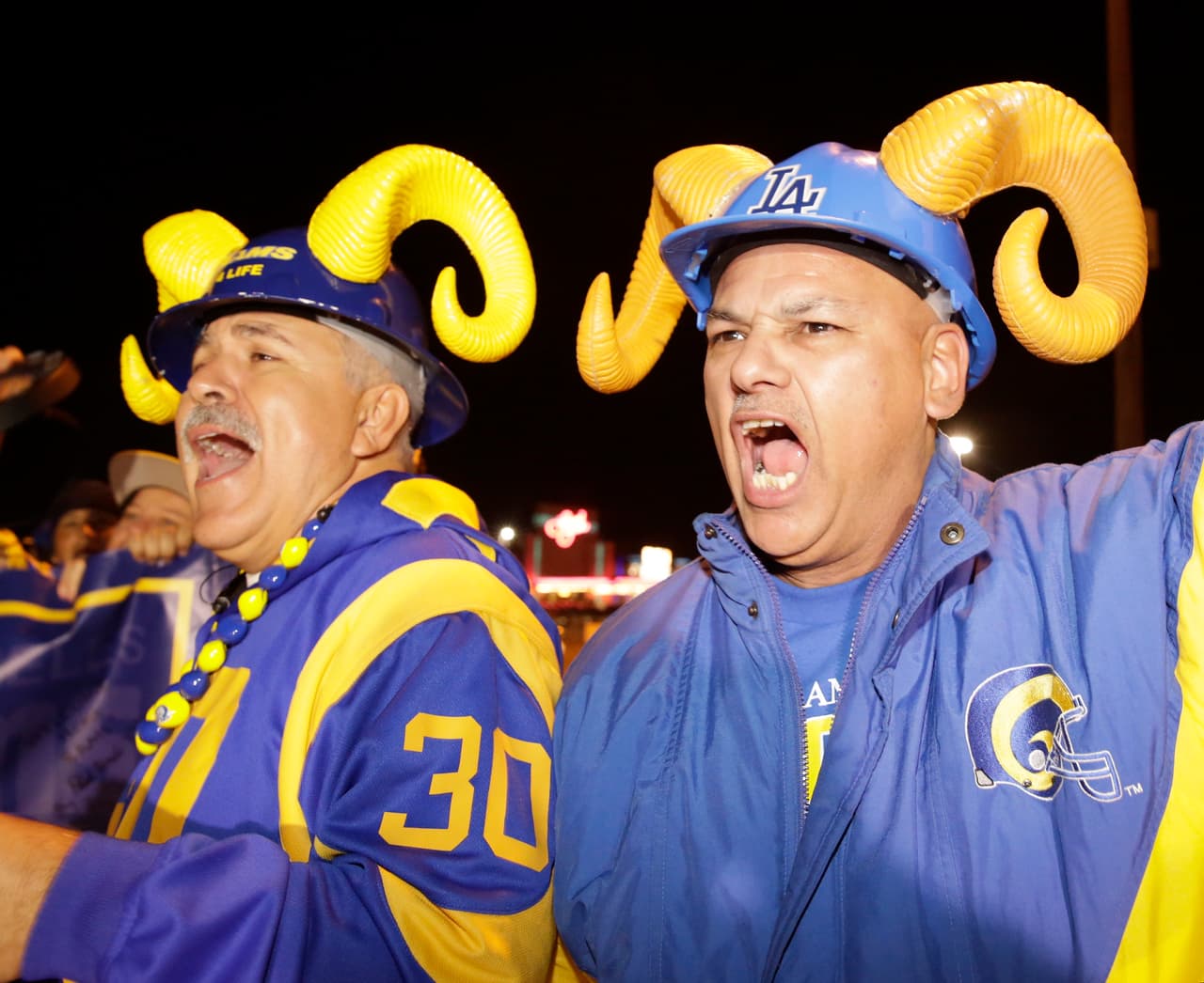 El júbilo de desató alrededor de la ciudad de Los Angeles con la noticia del regreso tras 21 años de ausencia de la NFL con los Rams, aquí las fotos más emotivas de la gran celebración.
