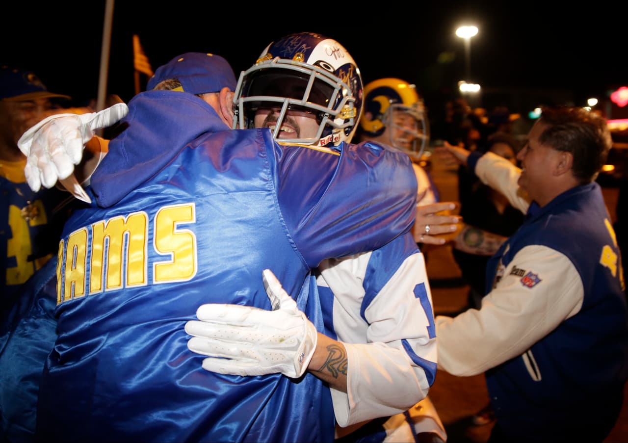 El júbilo de desató alrededor de la ciudad de Los Angeles con la noticia del regreso tras 21 años de ausencia de la NFL con los Rams, aquí las fotos más emotivas de la gran celebración.