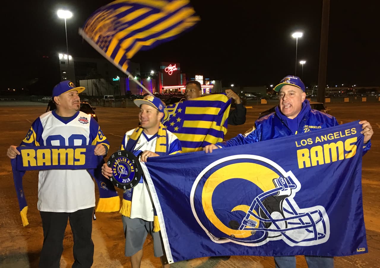 El júbilo de desató alrededor de la ciudad de Los Angeles con la noticia del regreso tras 21 años de ausencia de la NFL con los Rams, aquí las fotos más emotivas de la gran celebración.