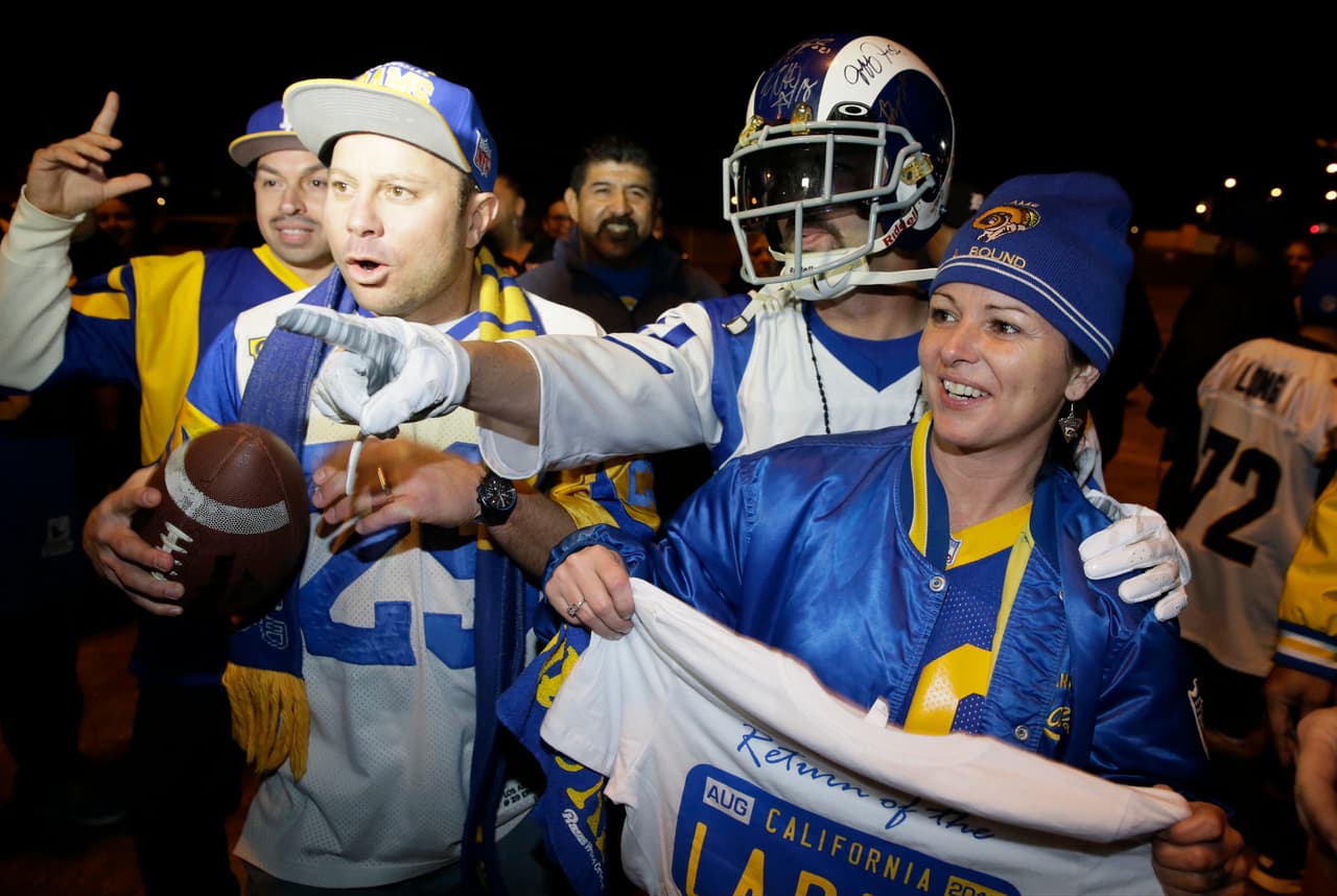 El júbilo de desató alrededor de la ciudad de Los Angeles con la noticia del regreso tras 21 años de ausencia de la NFL con los Rams, aquí las fotos más emotivas de la gran celebración.