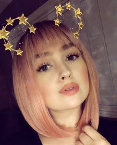 La joven empresaria ha mostrado en sus redes sociales diferentes looks con los que piensa impactar al cantante el día de su boda. Y para ello ha recurrido a pelucas de diferentes colores y cortes, además de maquillaje para obtener el mejor resultado para cuando llegue el gran momento.