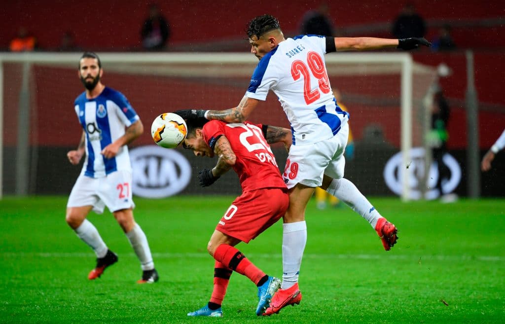 Charles Aranguiz recibe un recargon en la cabeza por parte del brasileño Tiquinho Soares.