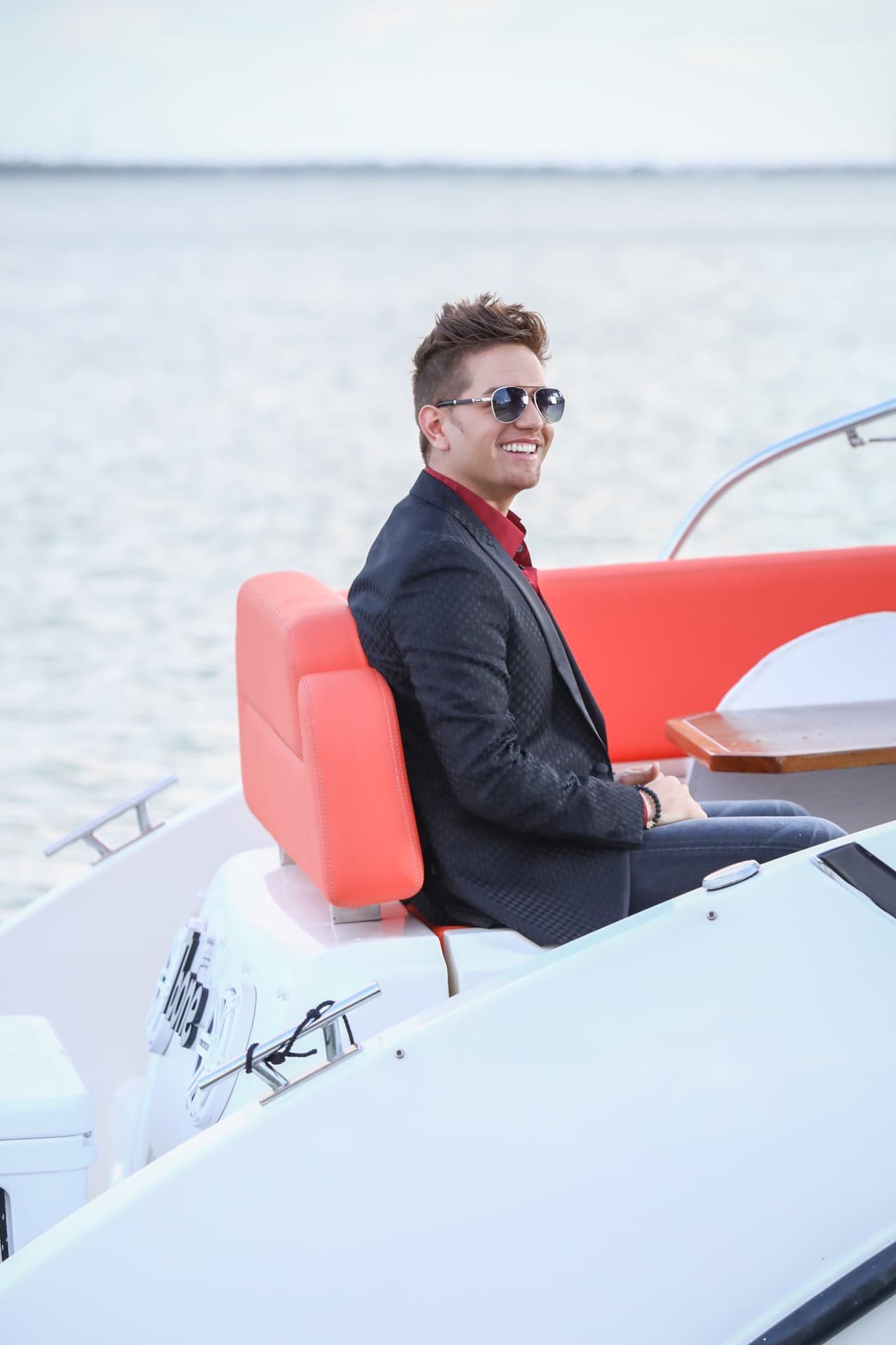 Como galán de películas, El Dasa llegó a la mansión montado en un espectacular yate.