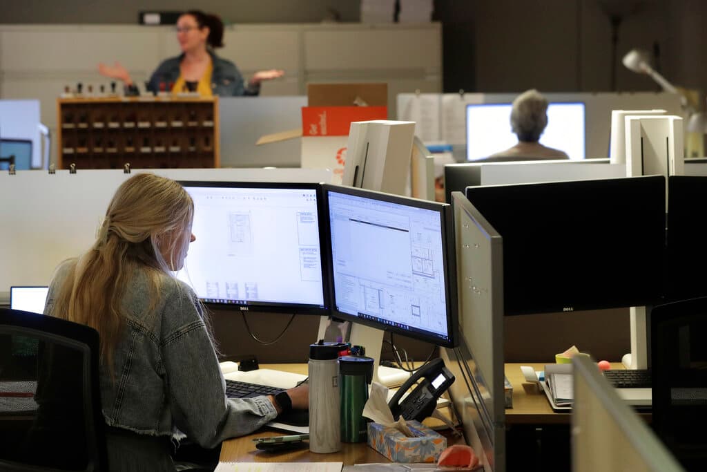 <h2 class="cms-H2-H2"><b>Fecha de pago para trabajadores autónomos</b></h2>
<br>
<br>Al contratar a un trabajador autónomo, la parte contratante debe pagarle antes de la fecha especificada en un contrato escrito o dentro de los 30 días posteriores a la finalización del trabajo si no se especifica ninguna fecha. Si el pago no se realiza a tiempo, el trabajador autónomo podría iniciar una acción civil contra el empleador.
<br>
<br>Esto no aplica a trabajadores bajo contrato con el gobierno federal, de California o de otros países..
<br>