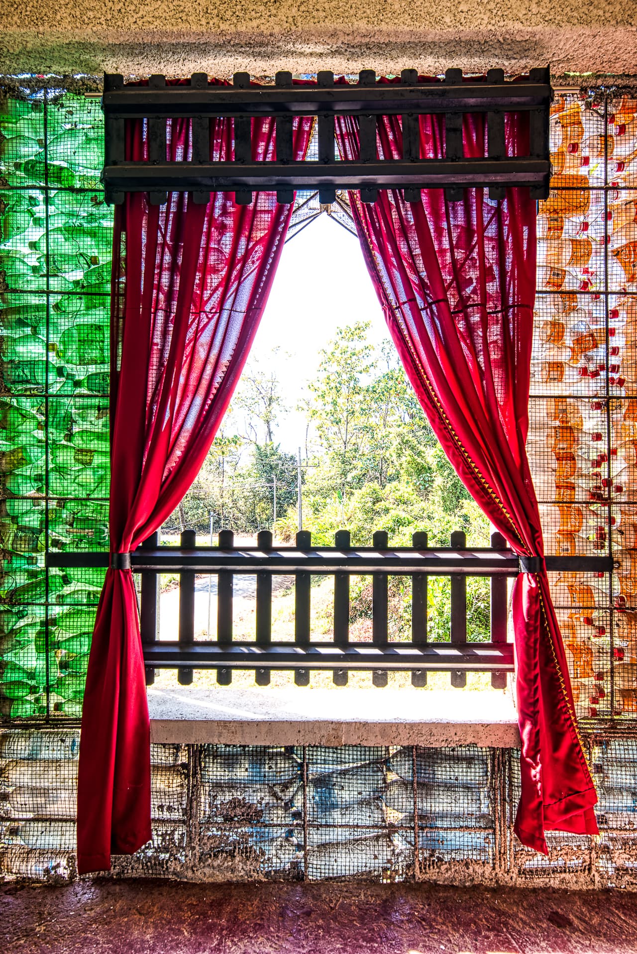 Las paredes junto a una ventana dejan ver el interior de la estructura, hecha de botellas. “Isla Colón recibe unos 100,000 visitantes al año que se quedan por un promedio de cinco días. Si cada visitante compra dos bebidas por día son al menos 1,000,000 de botellas plásticas para desechar cada año. Un montón de botellas para una pequeña isla”, agregó Bezeau.