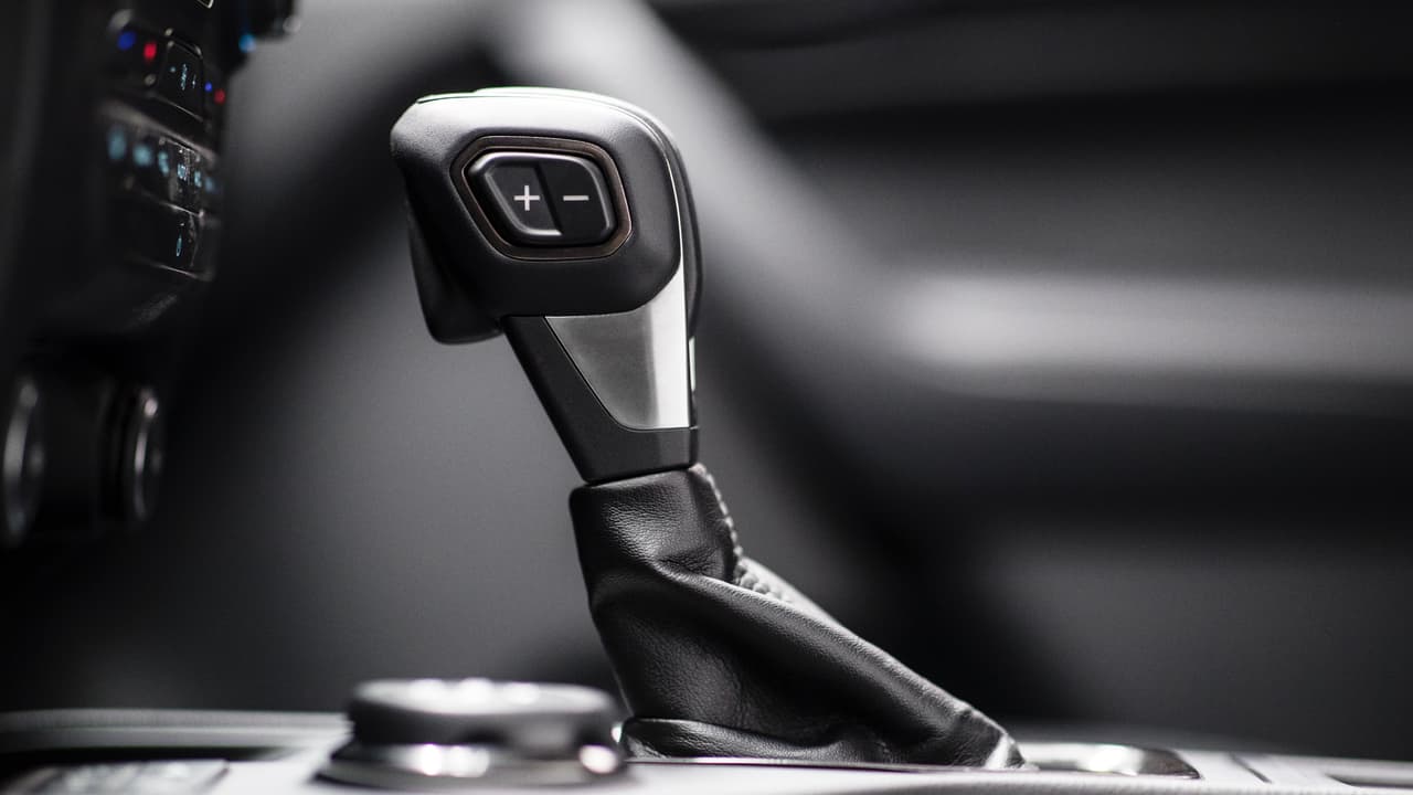 La Ford Ranger 2019 cuenta con una
<b> verdadera palanca de cambios</b> central. Nada de selectores electrónicos rotativos o de botones para la nueva pickup mediana de Ford.