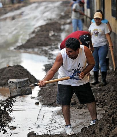 Después de la tormenta viene... La limpieza de los barrios en las orillas del Lago de Amatitlán y en el sur de Guatemala tardará semanas. Las pérdidas materiales son cuantiosas y el número de fallecidos sobrepasa los 200. Los damnificados son miles. Gran parte de la zona apta para el cultivo fue destruida por las tomenta Agatha; el resto fue afectado por la sequía.En el año 2009 la Ciudad de Guatemala sufrió 16 deslaves similares al registrado el domingo 30 de mayo en Amatitlán. "No hay un sistema natural de contención de lluvias", reiteró Valle. "Si vuelve a llover volverá la tragedia, una y otra vez. Hay que trabajar para revertir el daño creado", dijo.