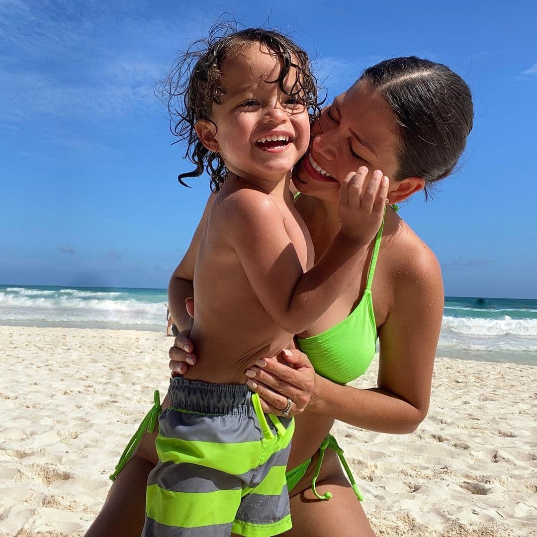 Quien también descansó junto a sus preciosos hijos es Ana Patricia Gámez. Aquí la vemos disfrutando de la playita con el enorme Gael, que sonríe y goza como solo él puede hacerlo.