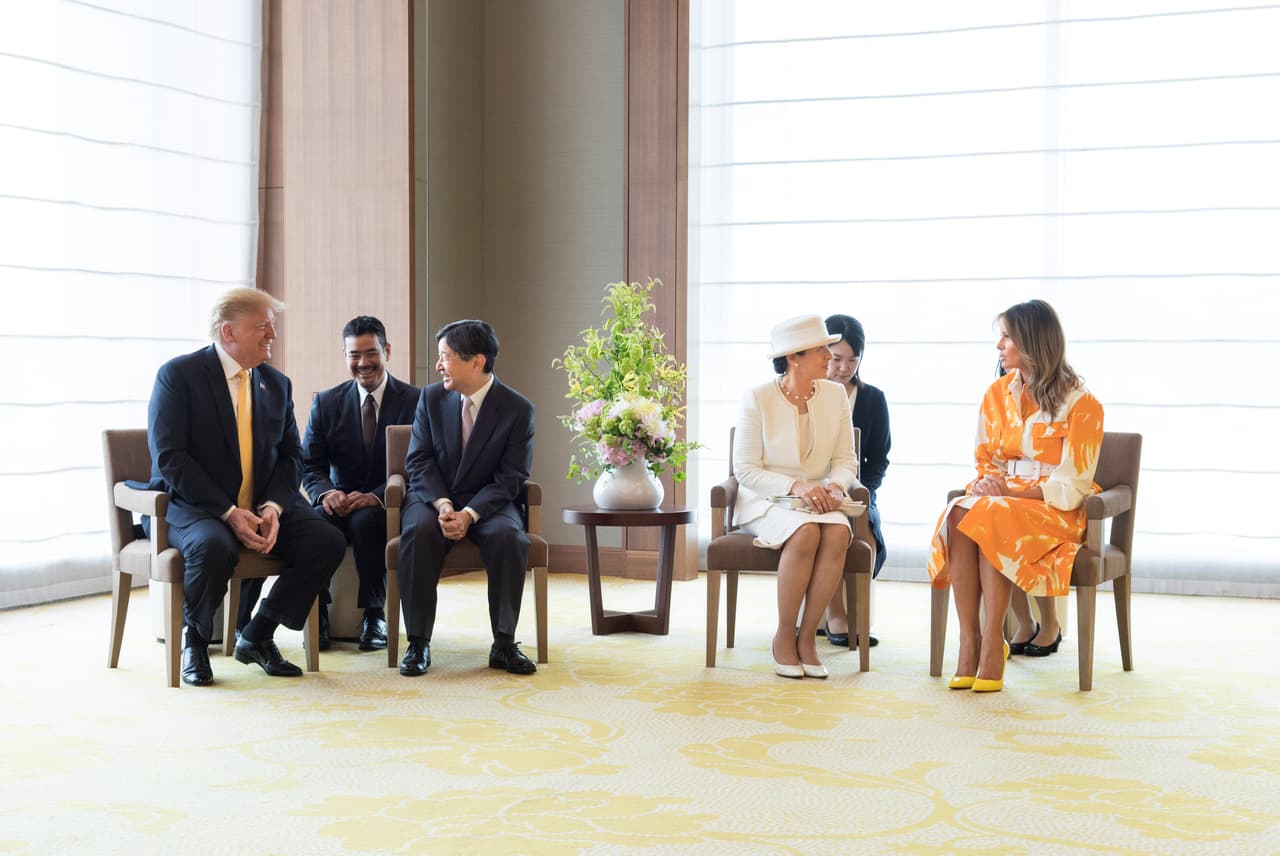 Acompañado de su esposa Melania, Trump se había convertido en el primer mandatario extranjero en reunirse con el nuevo emperador japonés Naruhito, un honor que según el primer ministro, Shinzo Abe, destaca los profundos lazos económicos y estratégicos entre los dos países. La primera dama conversaba al mismo tiempo con la emperatriz Masako. Antes de abandonar Tokio, este martes, Trump y su esposa Melania se comunicaron telefónicamente con el emperador para despedirse. La Casa Blanca se limitó a informar que se trató de una "llamada de despedida", pero no se divulgaron detalles del contenido.