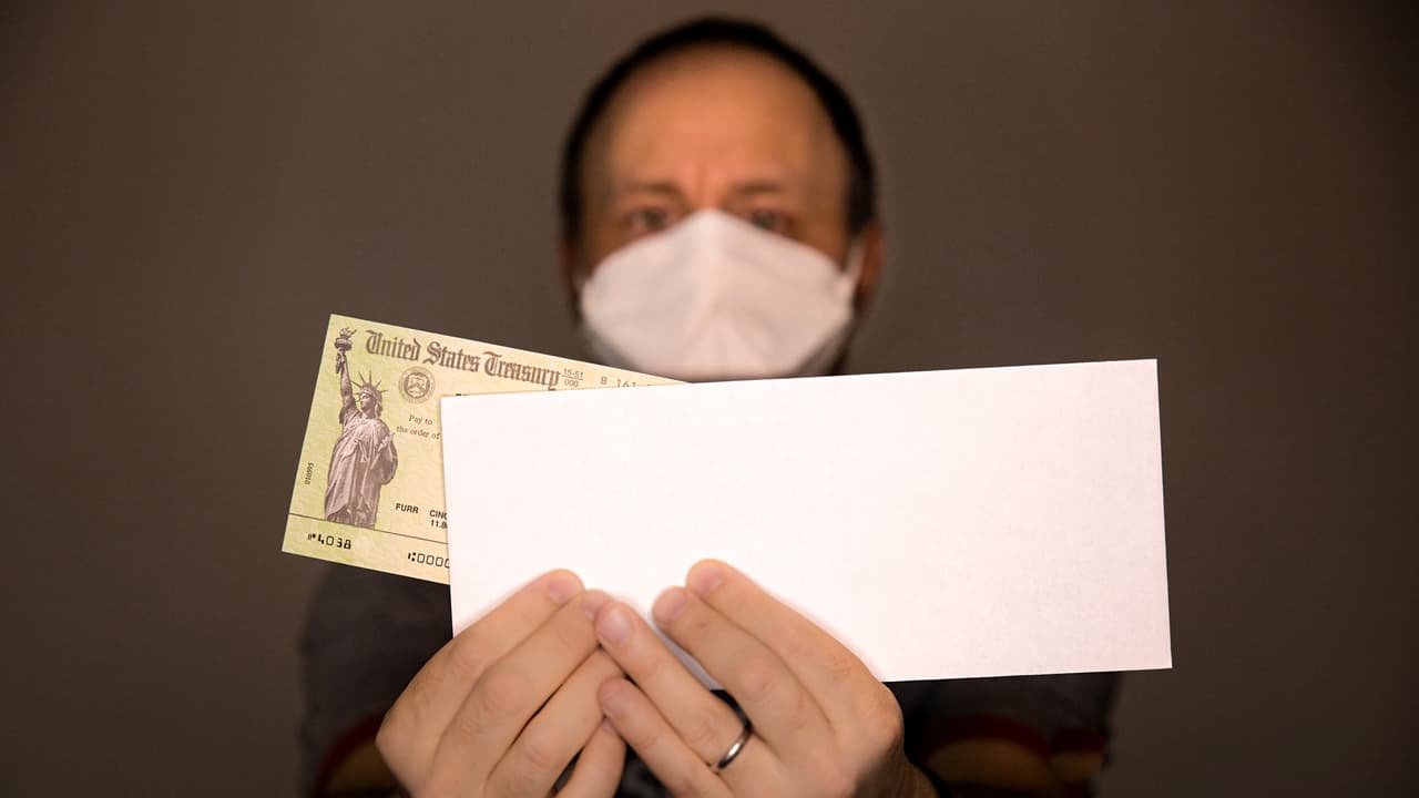 La ayuda económica para millones de personas de bajos recursos es una realidad, sin embargo, los cheques de estímulo no llegarán tan pronto como muchos los esperan.