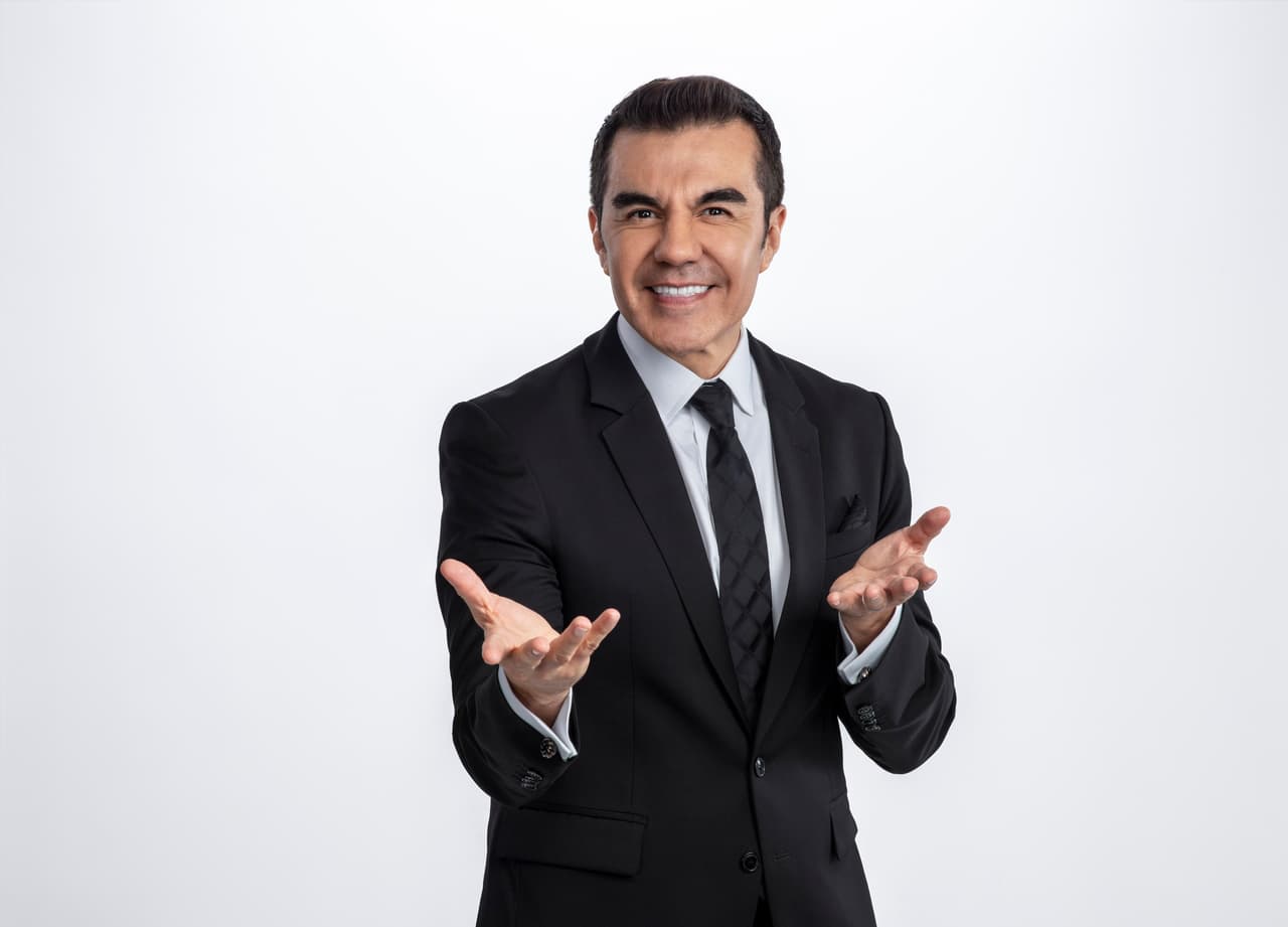 <h2 class="cms-H2-H2">Adrián Uribe</h2>
<br>Actor y presentador del show De Noche Pero Sin Sueño de Univision.