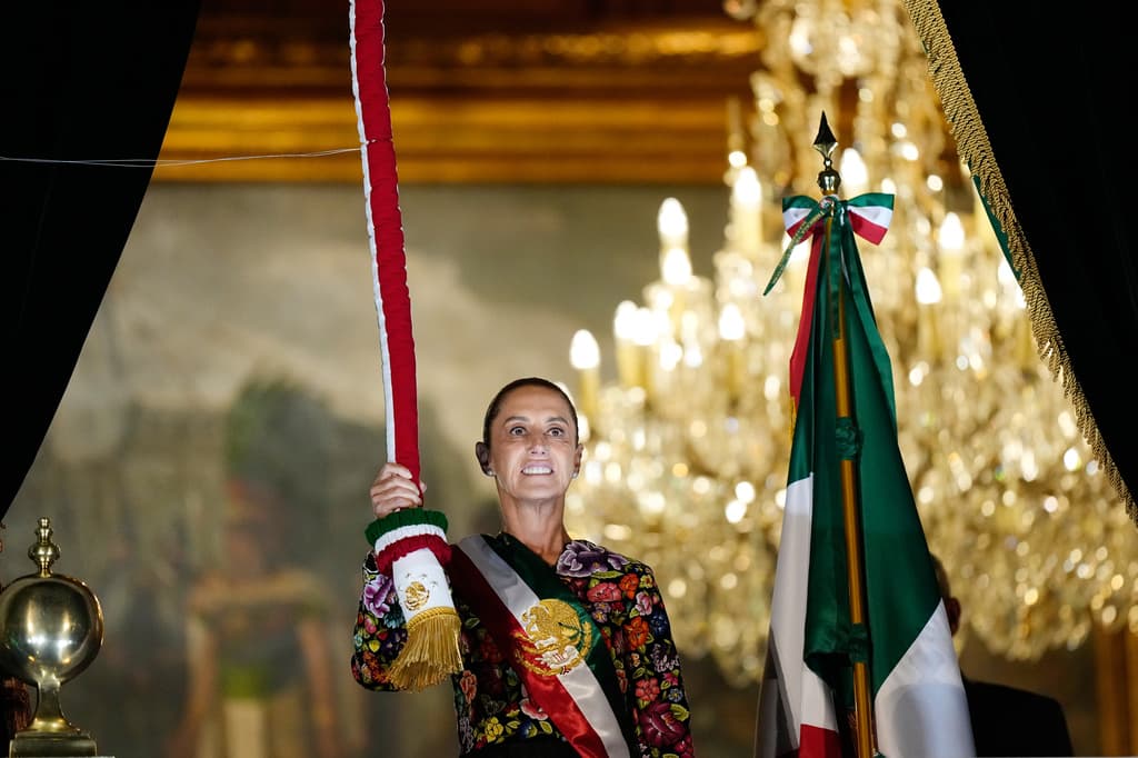 Con vivas a los pueblos afromexicanos, a los migrantes y a la soberanía, Claudia Sheinbaum celebró su segundo Grito de la Independencia 