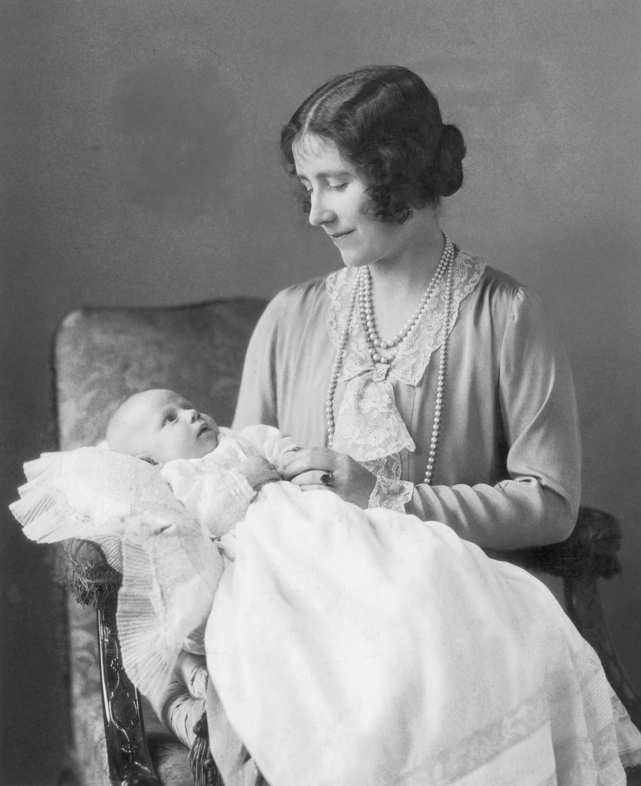<b>30 octubre 1930</b>
<br>La madre de la reina Isabel II, la duquesa Isabel de York presentando a su hija más pequeña, la princesa Margarita en el palacio de Buckingham.