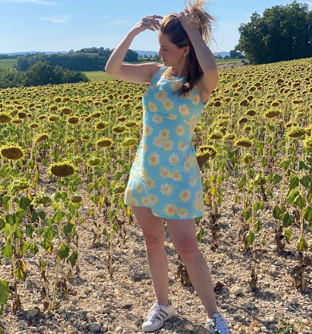 "Yo estoy feliz paseando, viendo pasar gente exuberante, mujeres en vestiditos veraniegos, haciendo parada técnica para vinito rosado bien frío, continuar caminando y disfrutando muchísimo el presente", escribió la artista de 35 años junto a esta serie de fotos desde París.