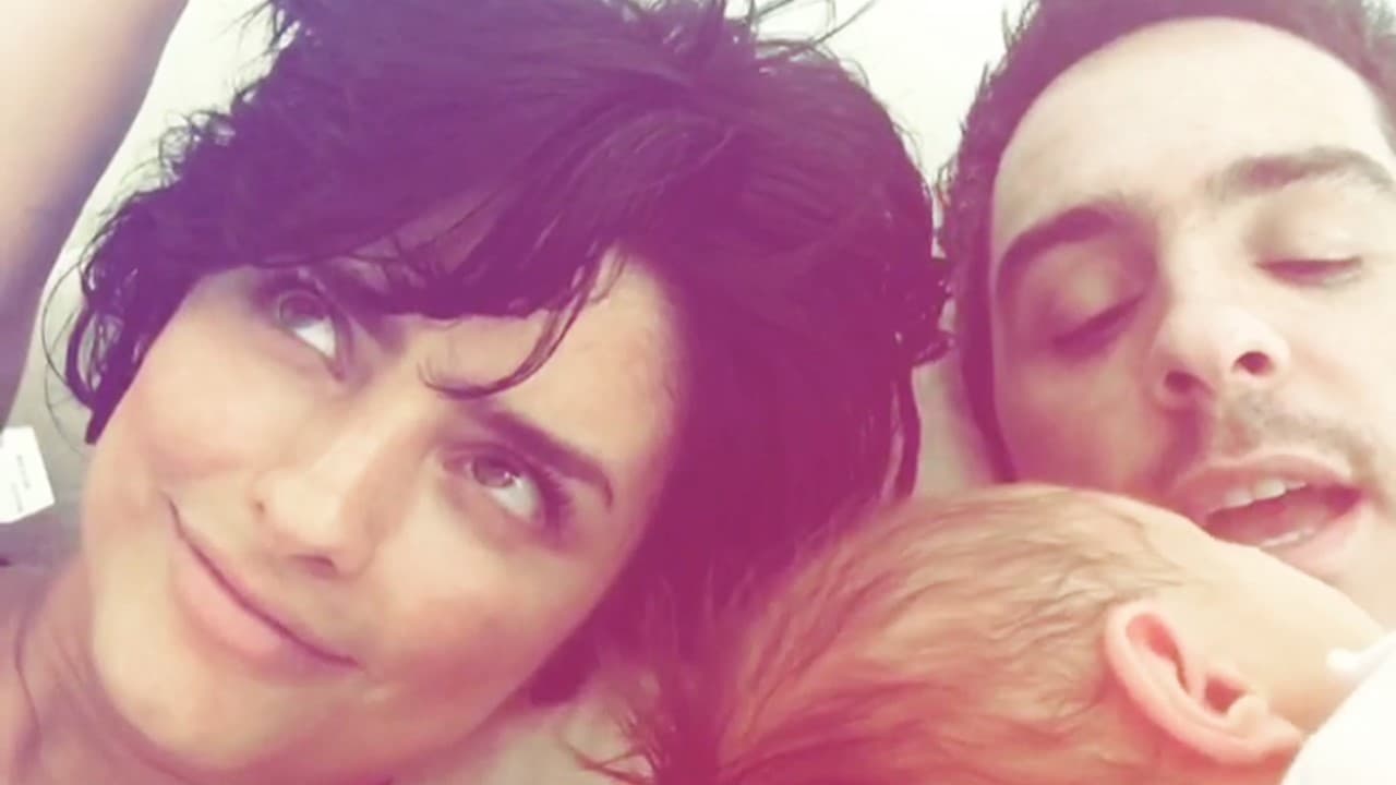 “
<b>Honestamente estoy cansada, completamente agotada</b>” comienza la platica la hija de Eugenio Derbez en un evento donde premian a su esposo Mauricio Ochmann.