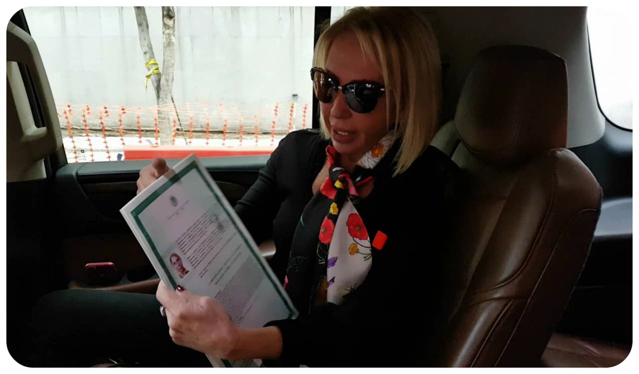  Emocionada, Laura Bozzo presume que ya es mexicana