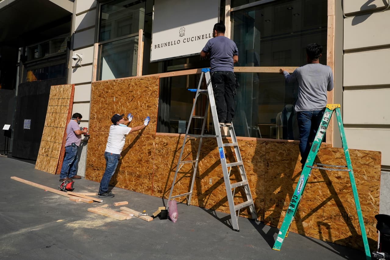 "Esperamos que no ocurra nada grave pero estamos preparados para cualquier cosa. Es más barato colocar un tablón de madera que perder un ventanal que puede costar miles de dólares", dijo el supervisor de San Francisco, 
<a href="https://www.ktvu.com/news/bay-area-businesses-board-up-storefronts-bracing-for-post-election-protests-civil-unrest" target="_blank">Aaron Peskin</a>, quien representa el distrito donde se encuentra Union Square.