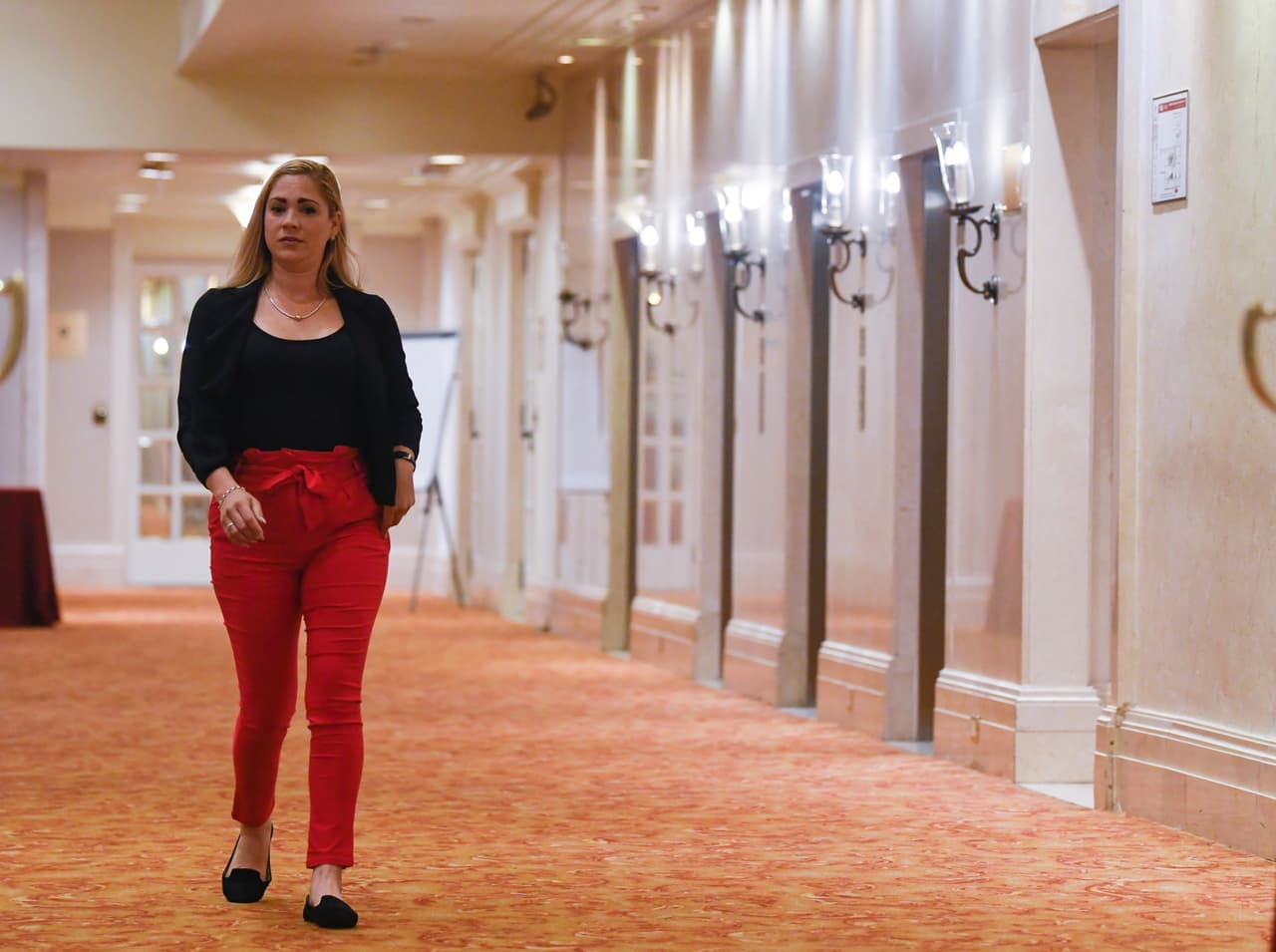 Álvarez también se refirió a un episodio de violencia física cuando atendió el teléfono móvil de Maradona mientras dormía.
<b>"Una vez Claudia (exesposa de Maradona) llama a su celular, yo lo contesto. </b>Le paso la llamada a Diego y él se enojó muchísimo.
<b> Agarró el celular, lo tiró contra la pared. Me pegó una bofetada y me empuja contra la cama. Hubo muchos momentos como ese", dijo. </b>