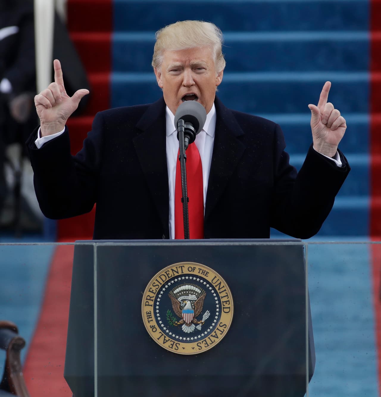 Un momento del discurso de investidura del presidente Trump. El discurso estuvo plagado de los mensajes populistas y gestos que caracterizaron la campaña del republicano.